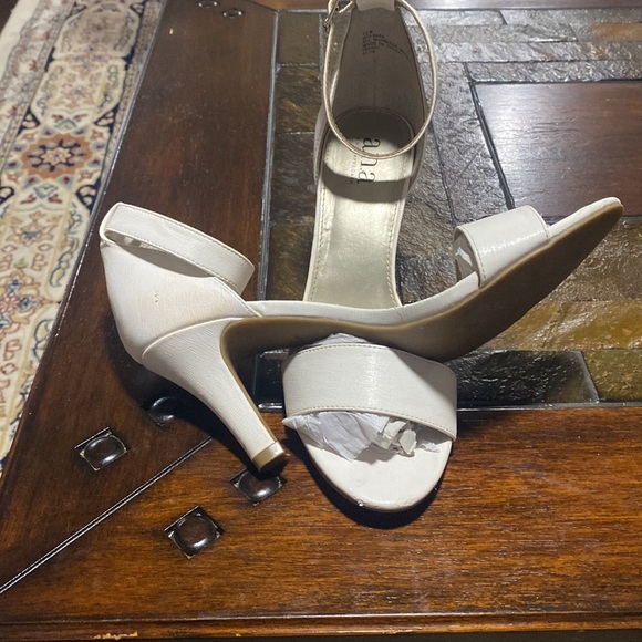 White a n a heels size 7.5 - Picture 4 of 4